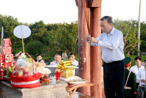 Tô Lâm rend hommage aux héros nationaux à Quang Tri - ảnh 1