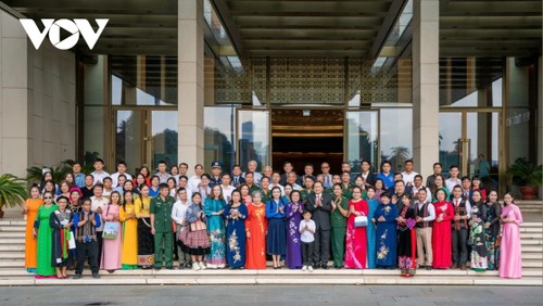 Trân Thanh Mân rencontre des lauréats du prix Vu A Dinh - ảnh 1