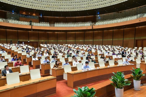 Assemblée nationale: les députés discutent d’un projet de résolution sur les logements commerciaux - ảnh 1