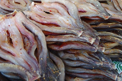 Visite du marché de poissons séchés de Tam Nông - ảnh 1