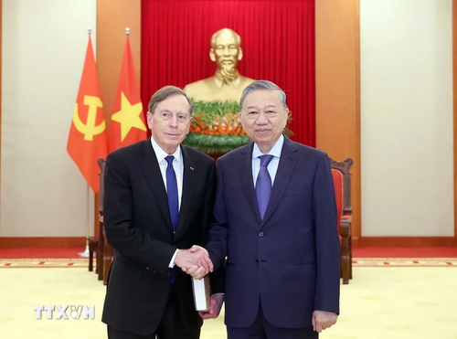 Le secrétaire général Tô Lâm reçoit le général David Petraeus, président de KKR Global Institute - ảnh 1