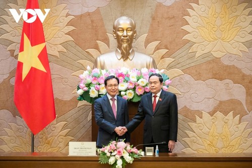 Le président de l’Assemblée nationale reçoit le président de Samsung Vietnam - ảnh 1