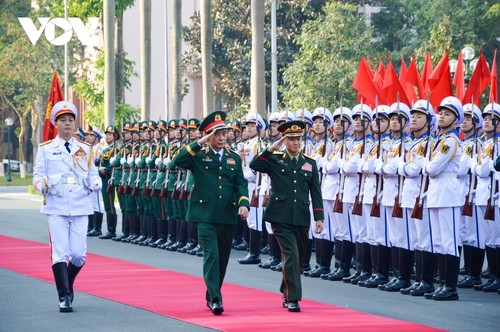 Le ministre laotien de la Défense en visite officielle au Vietnam - ảnh 1