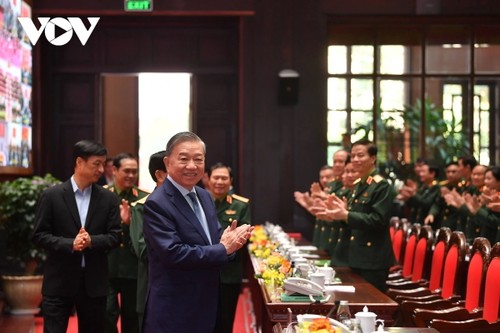 Tô Lâm rencontre les représentants de la jeune génération de l'armée - ảnh 1