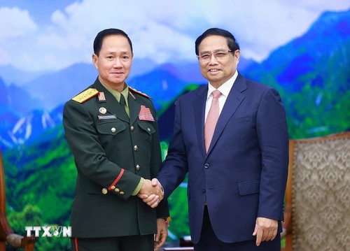 Le Vietnam et le Laos renforcent leur coopération militaire - ảnh 1