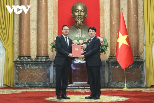 Luong Cuong nomme de nouveaux ambassadeurs - ảnh 2