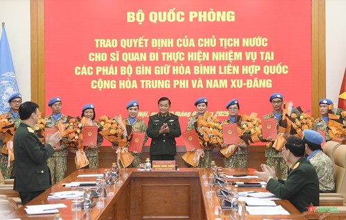 Remise de la décision du président de la République à des officiers en service aux Nations Unies - ảnh 1