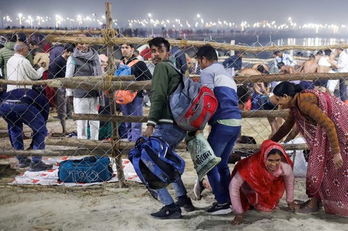 Inde: au moins 40 morts dans une bousculade lors du Kumbh Mela - ảnh 1