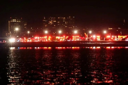 États-Unis: Collision entre un hélicoptère militaire et un avion de ligne à Washington - ảnh 1