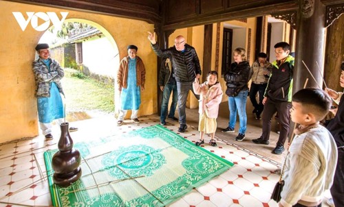 Huê attire des milliers de visiteurs pour une célébration du Têt riche en traditions - ảnh 2