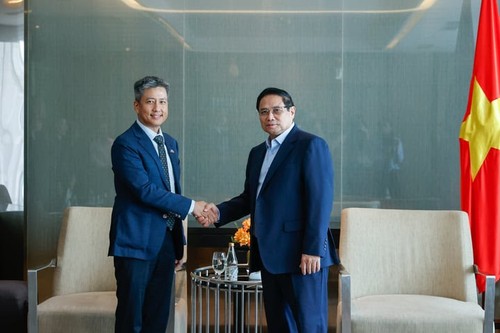 Le Premier ministre accueille les représentants de trois groupes investissant des dizaines de milliards de dollars au Vietnam - ảnh 1