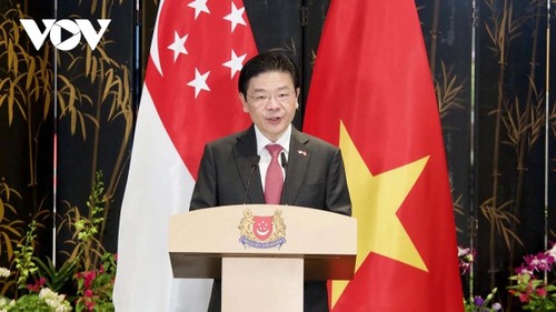 Le Premier ministre singapourien en visite officielle au Vietnam - ảnh 1