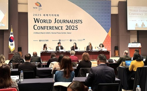 Les journalistes du monde entier débattent de l’IA à Séoul - ảnh 1
