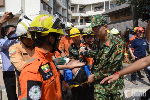 Séisme au Myanmar: l'équipe vietnamienne de secours poursuit les recherches - ảnh 1