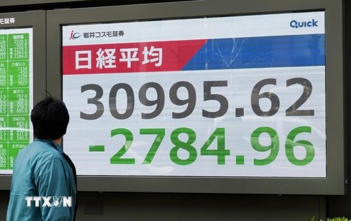 Les marchés mondiaux plongent face aux craintes de guerre commerciale - ảnh 1