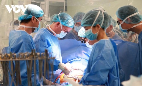 Première greffe partielle d'un cœur artificiel de troisième génération au Vietnam - ảnh 1