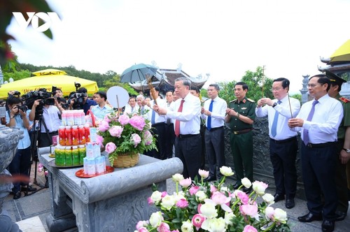 Tô Lâm en visite à Nghệ An: hommage à Hô Chi Minh et soutien à des familles méritantes - ảnh 2