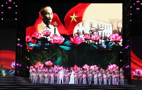 Clôture spectaculaire du Festival du village de Sen 2025 - ảnh 1