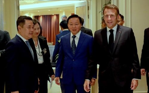 Dernier jour de la visite d’État du président Emmanuel Macron au Vietnam - ảnh 1