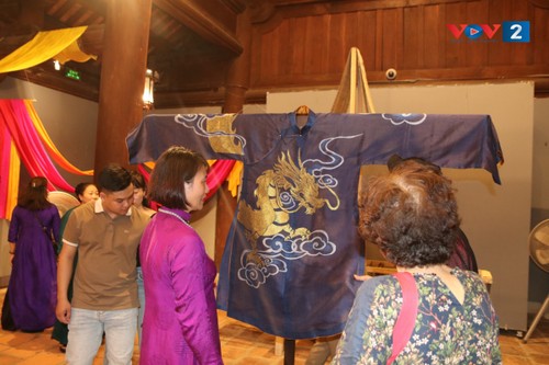 Lê Dang Toàn, dernier artisan du tissage de “the” dans le village centenaire de La Khê - ảnh 3