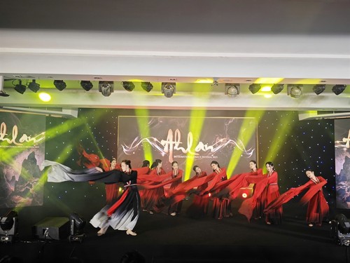 Hanoï: des centaines de danseurs et d’artistes réunis lors du Festival international d’art et de danse Ahlan 2025 - ảnh 1