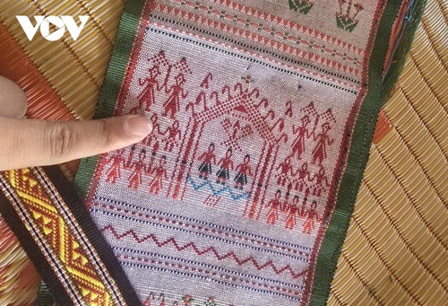 Faire du tissage un atout touristique au village de Kep, dans la province de Gia Lai - ảnh 1