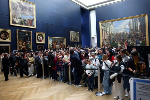 France: le musée du Louvre rouvre ses portes après un vol spectaculaire - ảnh 1