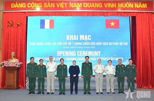 La France forme le Vietnam aux premiers secours de combat pour les missions de maintien de la paix de l’ONU - ảnh 1