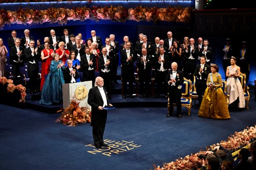 Les Nobel 2025 honorés à Stockholm - ảnh 1