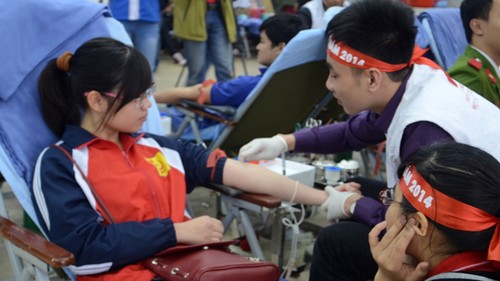 6-й праздник доноров крови под названием «Красное воскресенье» - ảnh 1