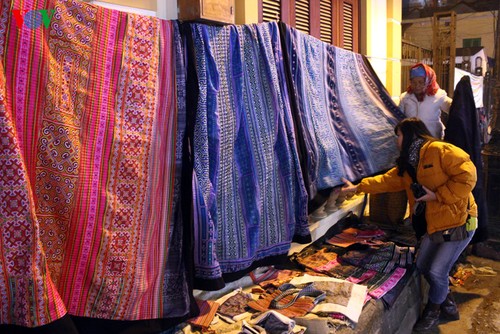 Жители Шапы продают товары в холодную погоду - ảnh 5