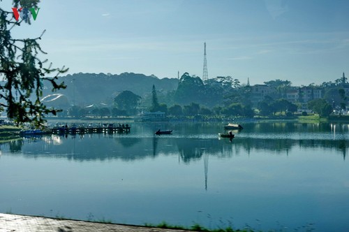 Поэтичное озеро Суан Хыонг в Далате - ảnh 11