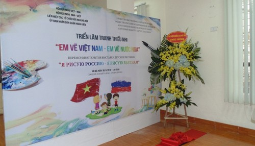 Выставка детских рисунков «Я рисую Россию - Я рисую Вьетнам» - ảnh 1