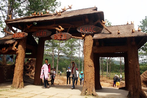 Подземный тоннель с глиняными скульптурами в Далате - ảnh 1