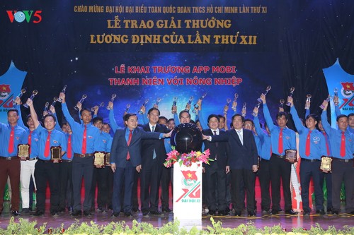 86 jeunes ruraux reçoivent le prix Luong Dinh Cua 2017 - ảnh 1