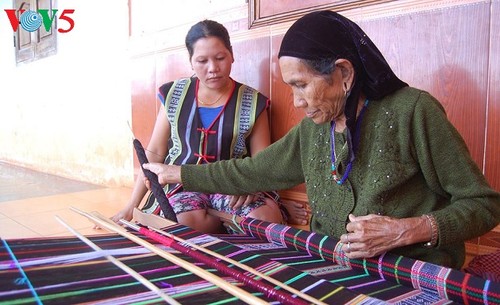 Le tissage de brocatelles chez les M’Nong - ảnh 1