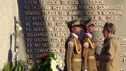 Santiago de Cuba clôt les hommages à Fidel Castro avec un défilé populaire - ảnh 1