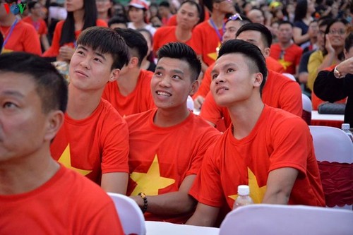 Football : Rencontre entre l’équipe U23 et les supporters du Sud - ảnh 1