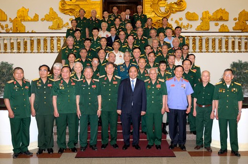 Nguyên Xuân Phuc rencontre d’anciens combattants du front Tây Nguyên - ảnh 1