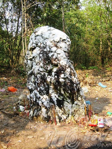 Le vieux en pierre blanche, le totem des Hà Nhi - ảnh 1