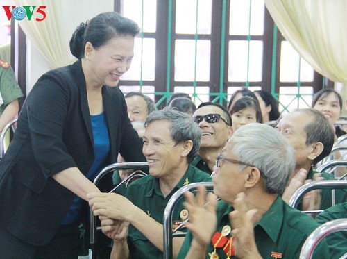 Nguyên Thi Kim Ngân rencontre des invalides de guerre à Hà Nam - ảnh 1