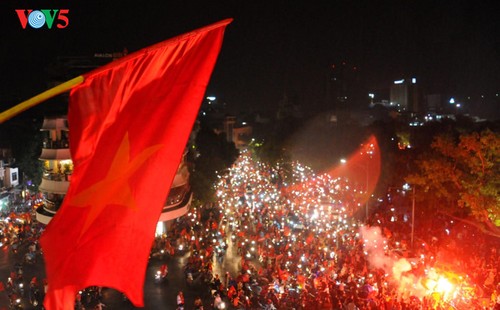 Les supporters encouragent le onze vietnamien    - ảnh 1