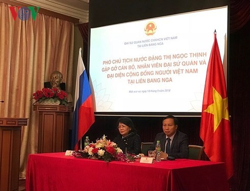 Dang Thi Ngoc Thinh rencontre la communauté vietnamienne en Russie - ảnh 1