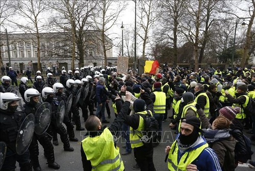 Des Pays-Bas au Liban, les gilets jaunes s'exportent à l'étranger - ảnh 1