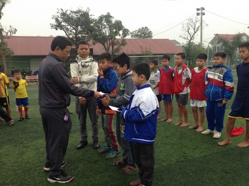 Bientôt un championnat national de football des enfants pauvres - ảnh 1