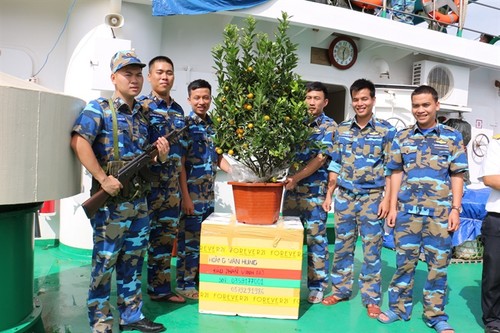 Des cadeaux du Têt pour les habitants et les soldats de Truong Sa - ảnh 2