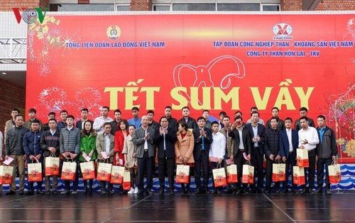 Têt: Pham Minh Chinh remet des cadeaux aux mineurs de Quang Ninh - ảnh 1