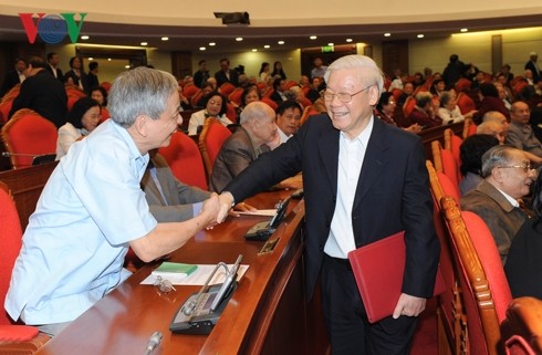 Rencontre entre Nguyên Phu Trong et d’anciens cadres dirigeants   - ảnh 1