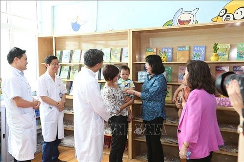 Dang Thi Ngoc Thinh distribue des cadeaux à des enfants cancéreux - ảnh 1