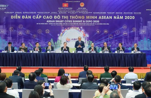 Nguyên Xuân Phuc au Forum sur les villes intelligentes de l’ASEAN - ảnh 1